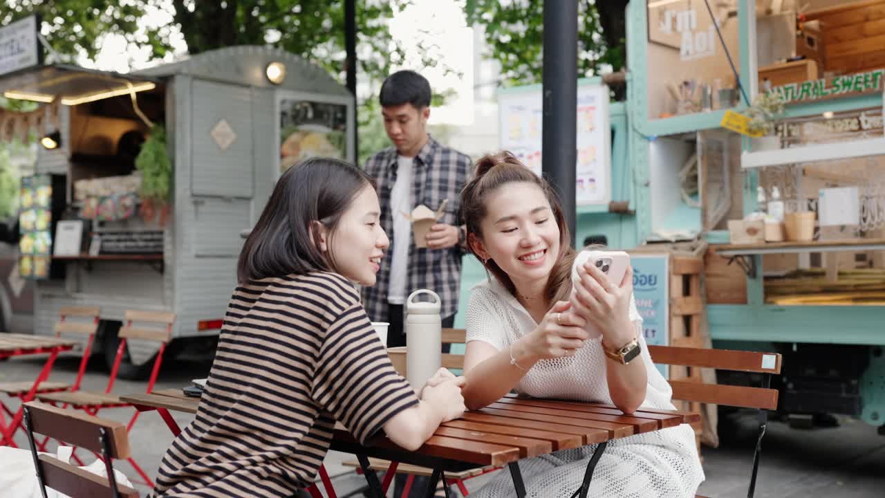 快乐的朋友们在闲暇时间聚会。