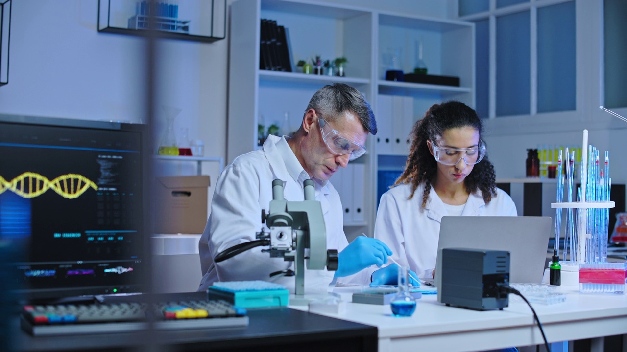 DNA实验室的科学家们用血样进行实验，进行研究
