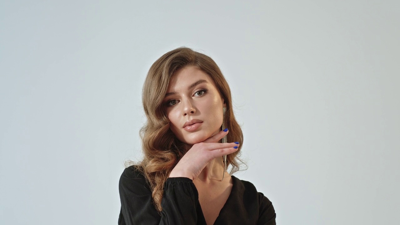 详情图-美丽的年轻女孩化妆和发型摆pose在镜头前的白色背景