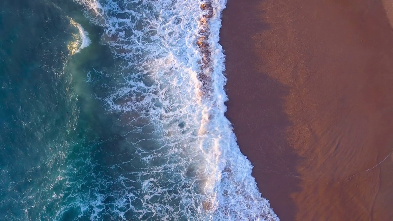 詳情圖-(俯視圖)沙灘海上的鳥瞰圖無人機(jī)。美麗的海浪。沙灘上的沙子和令人驚嘆的大海。夏日夕陽海景。泰國普吉島的海灘。水結(jié)構(gòu)。俯瞰壯麗的自然日落