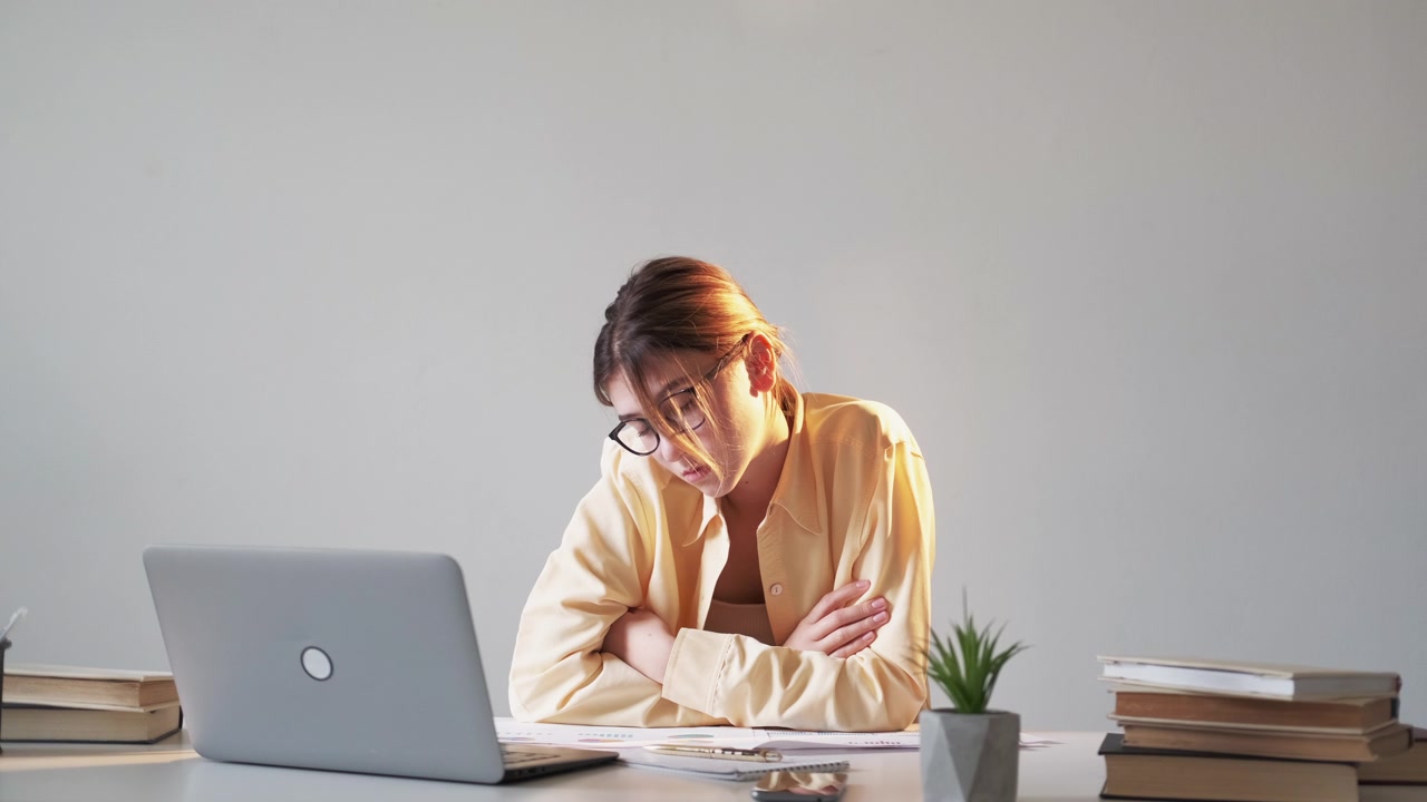詳情圖-無聊的課睡覺女人遠程教育