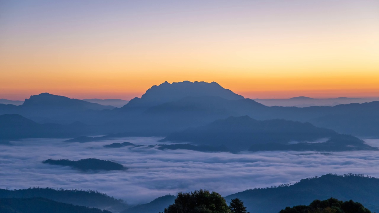 泰国清迈淮南当国家公园的热带森林自然景观，山脉日出时间推移，移动的云雾