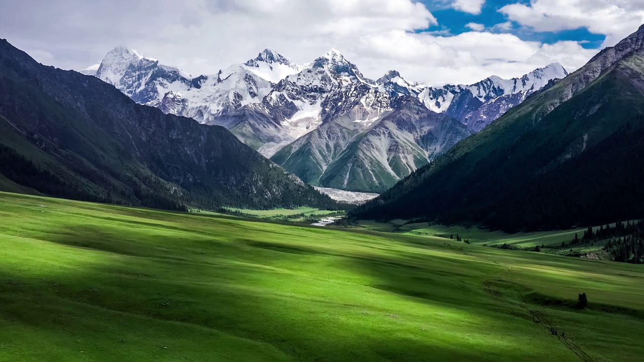空中拍摄的新疆绿色草原和山地景观