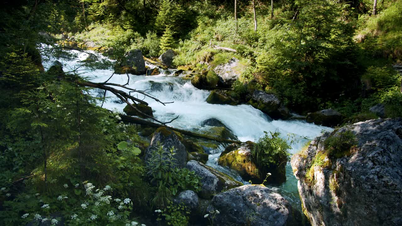 奥地利哈尔施塔特附近的Waldbachstrub Wasserfall