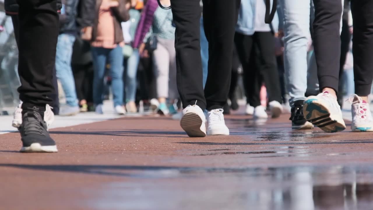 详情图-街上人群的腿，人们的脚特写，慢动作