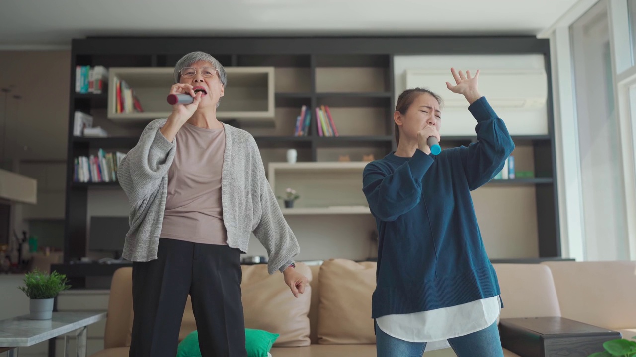 詳情圖-亞裔華人老太太周末與女兒在客廳唱卡拉ok跳舞
