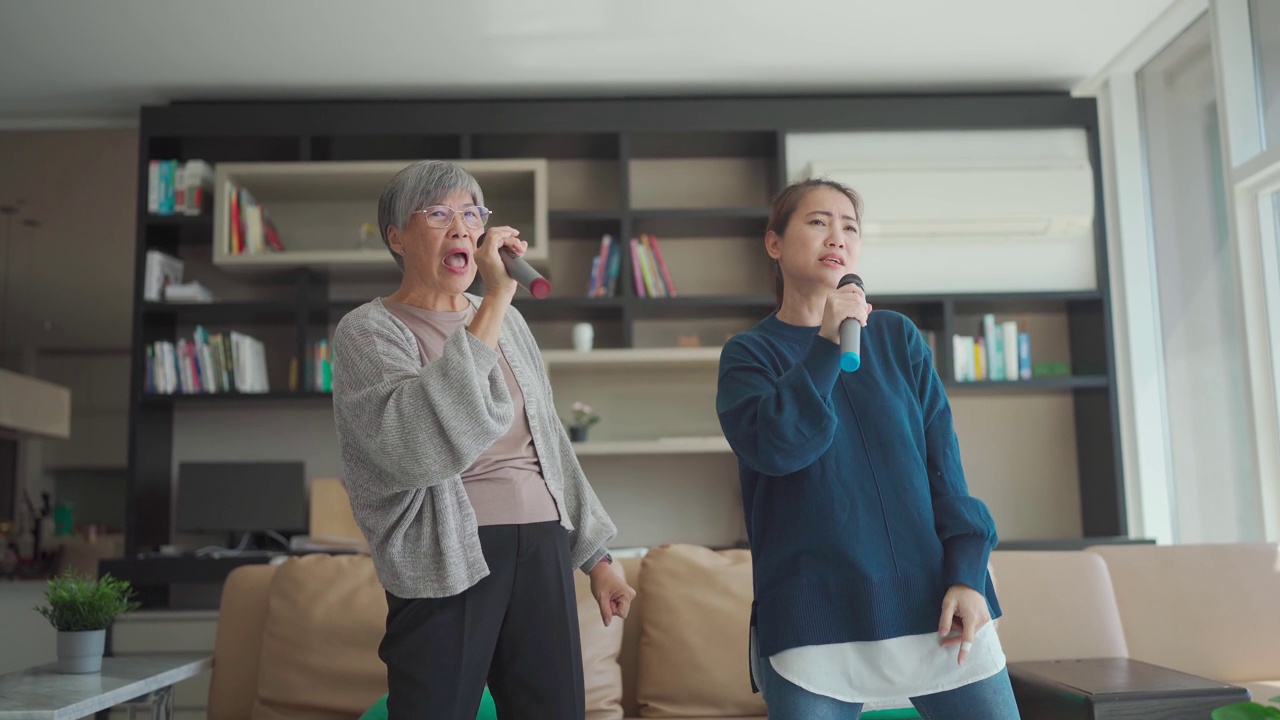 詳情圖-亞裔華人老太太周末與女兒在客廳唱卡拉ok跳舞