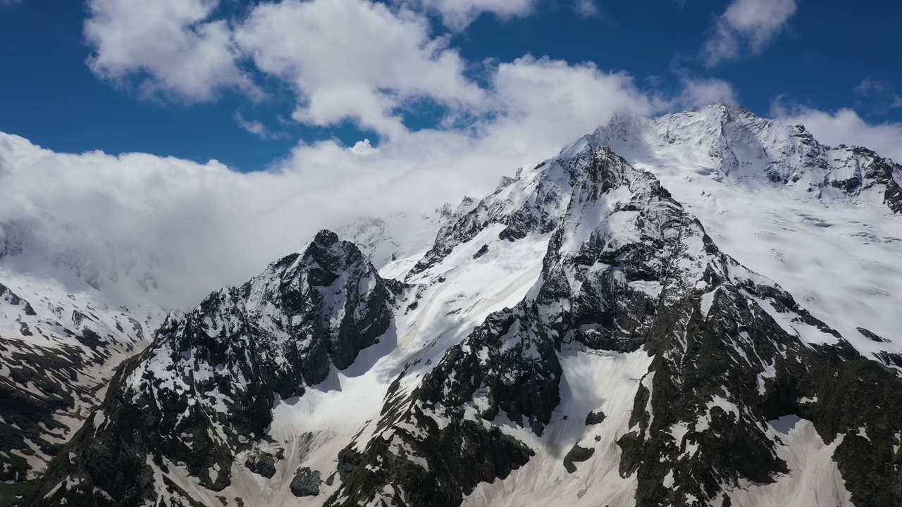 穿越高山云层，飞过美丽的雪峰和冰川。