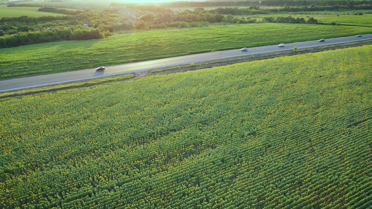 汽车在乡村的高速公路上行驶