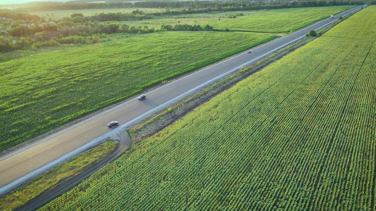 详情图-汽车在乡村的高速公路上行驶