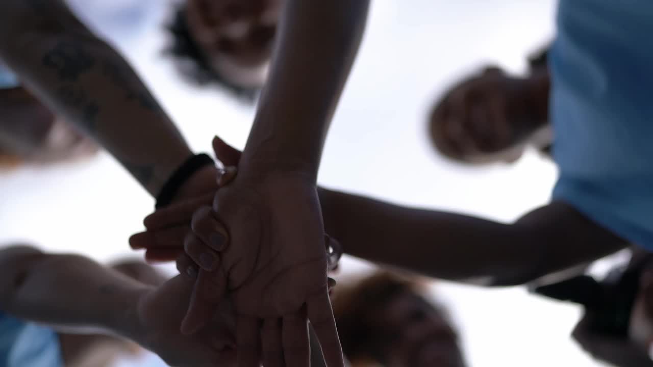 女子足球队在训练或比赛前聚在一起