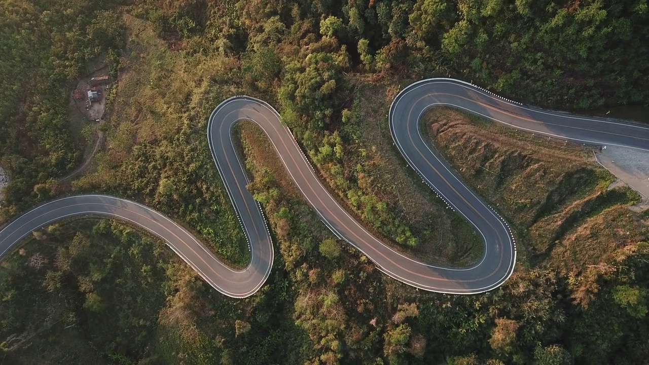 详情图-鸟瞰图，美丽的山路弯曲