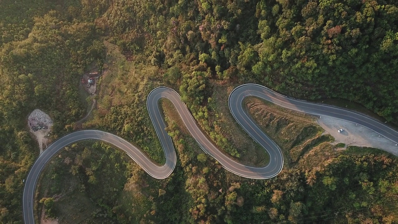 详情图-鸟瞰图，美丽的山路弯曲