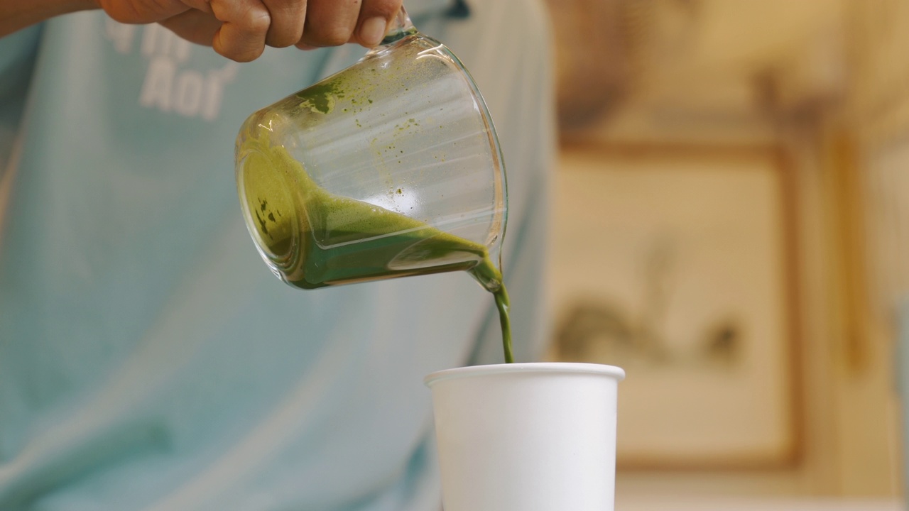 亚洲人在沏茶