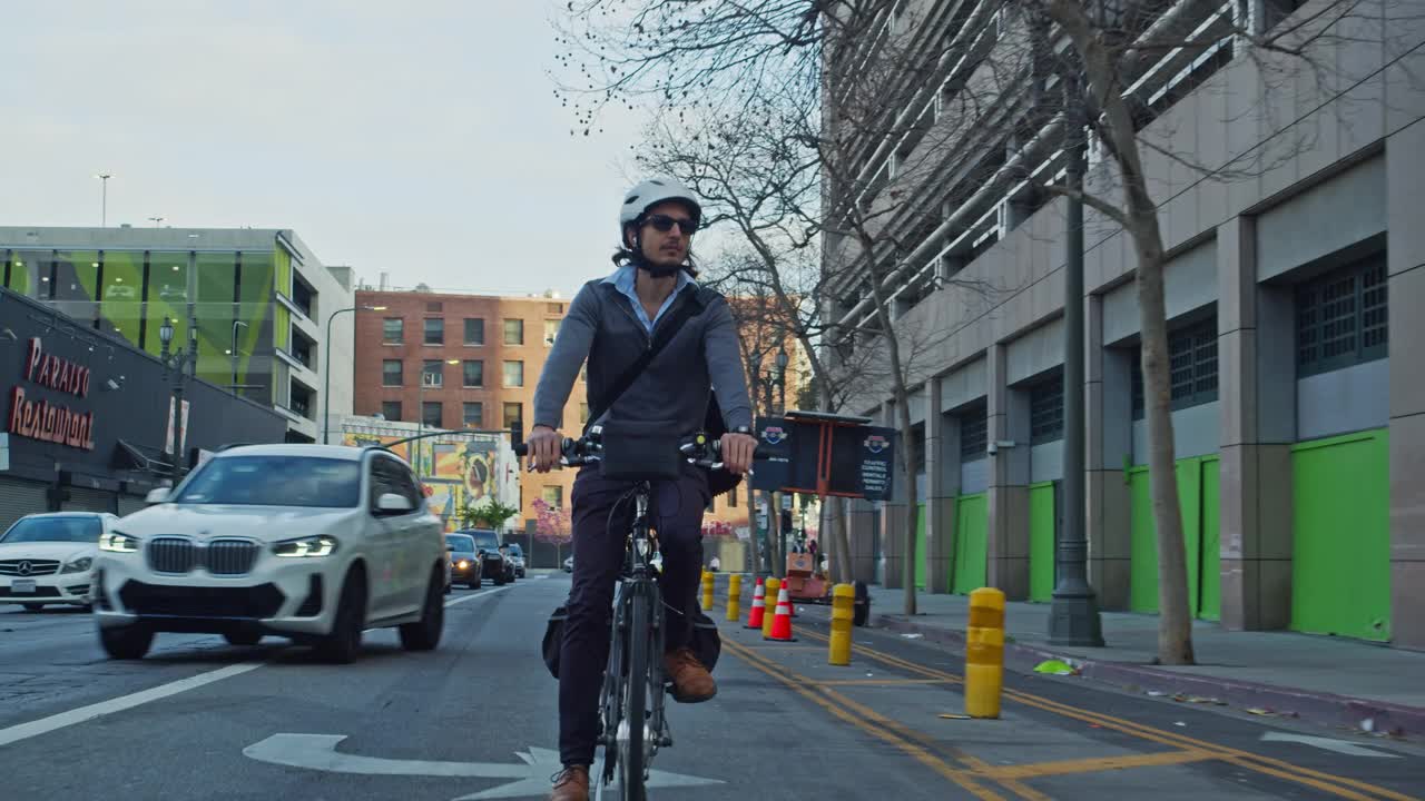 电动自行车通勤者进入有自行车道的街道
