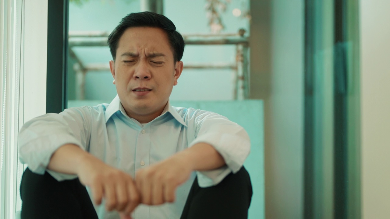 沮丧的男人因经济中毒而感到失败。