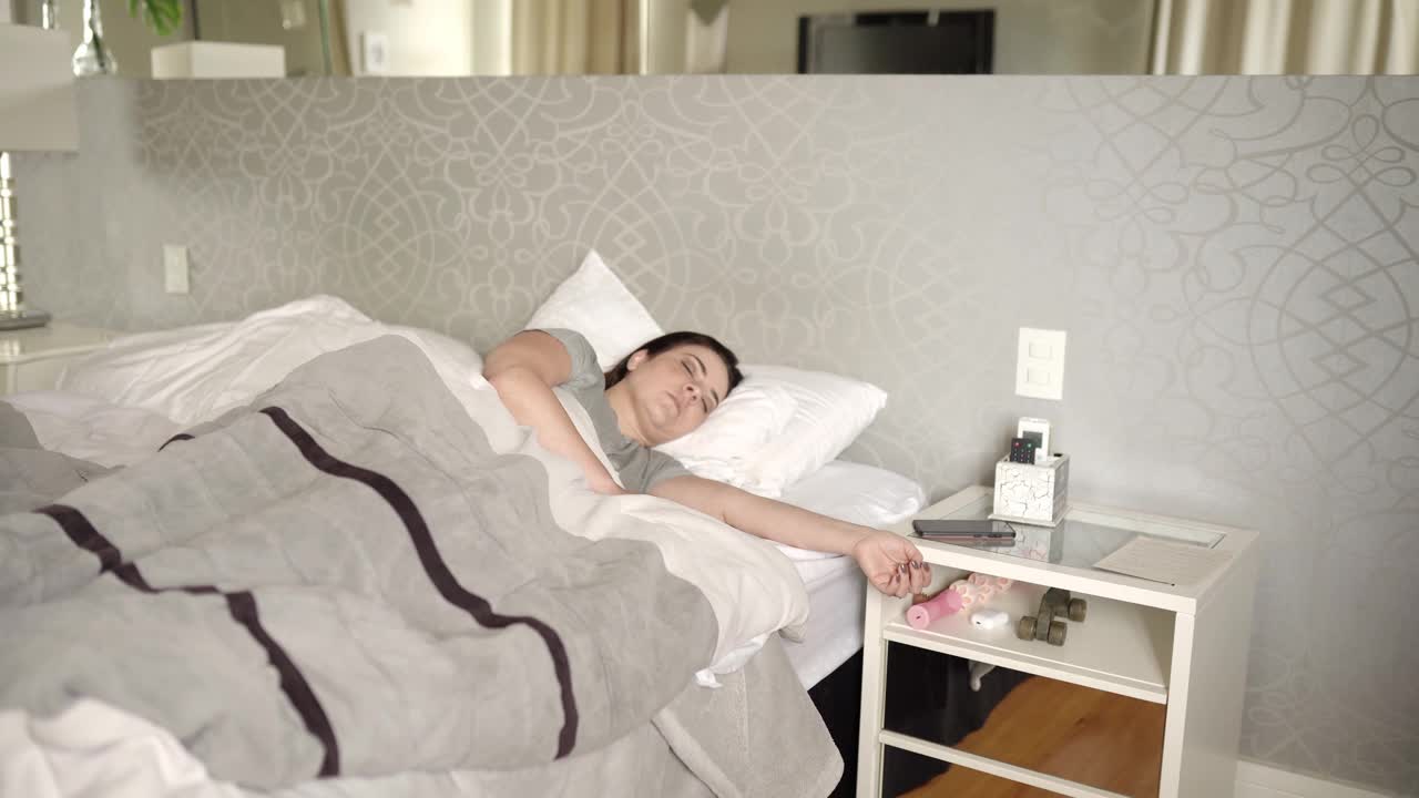 早上关掉闹钟起床的女人