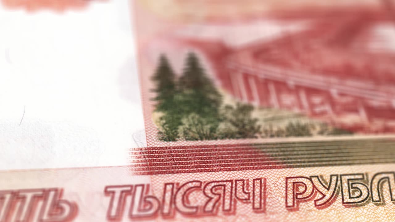 详情图-俄罗斯卢布的极端细节俄罗斯货币-,5000₽俄罗斯卢布-印钱-,4K,-俄罗斯联邦货币股票视频-俄罗斯卢布纸币的多莉镜头