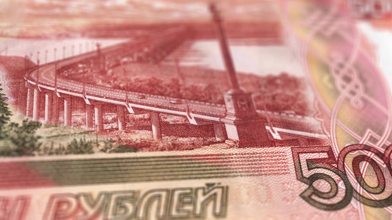 详情图-俄罗斯卢布的极端细节俄罗斯货币-,5000₽俄罗斯卢布-印钱-,4K,-俄罗斯联邦货币股票视频-俄罗斯卢布纸币的多莉镜头
