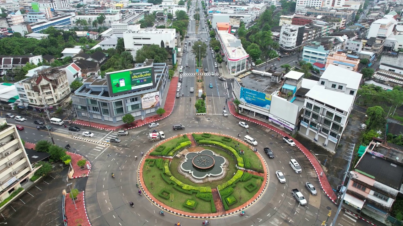 无人机飞过泰国市中心街道
