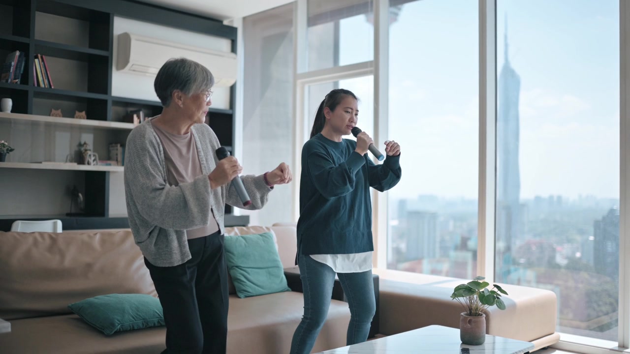 詳情圖-亞裔華人老太太周末與女兒在客廳唱卡拉ok跳舞