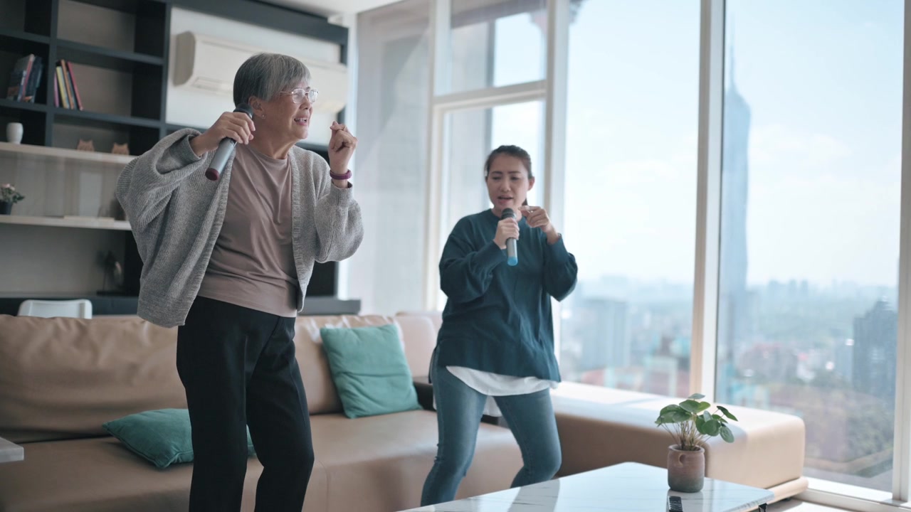 詳情圖-亞裔華人老太太周末與女兒在客廳唱卡拉ok跳舞