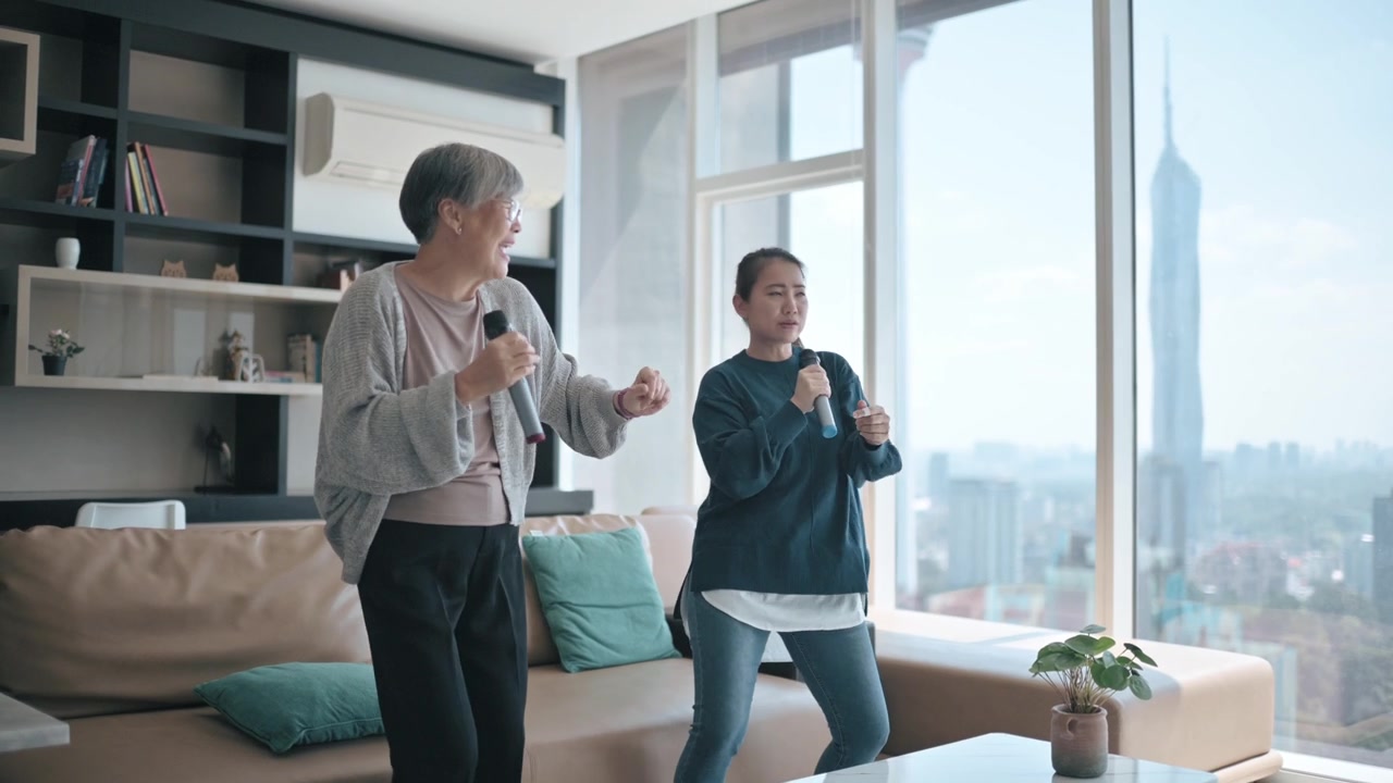 詳情圖-亞裔華人老太太周末與女兒在客廳唱卡拉ok跳舞