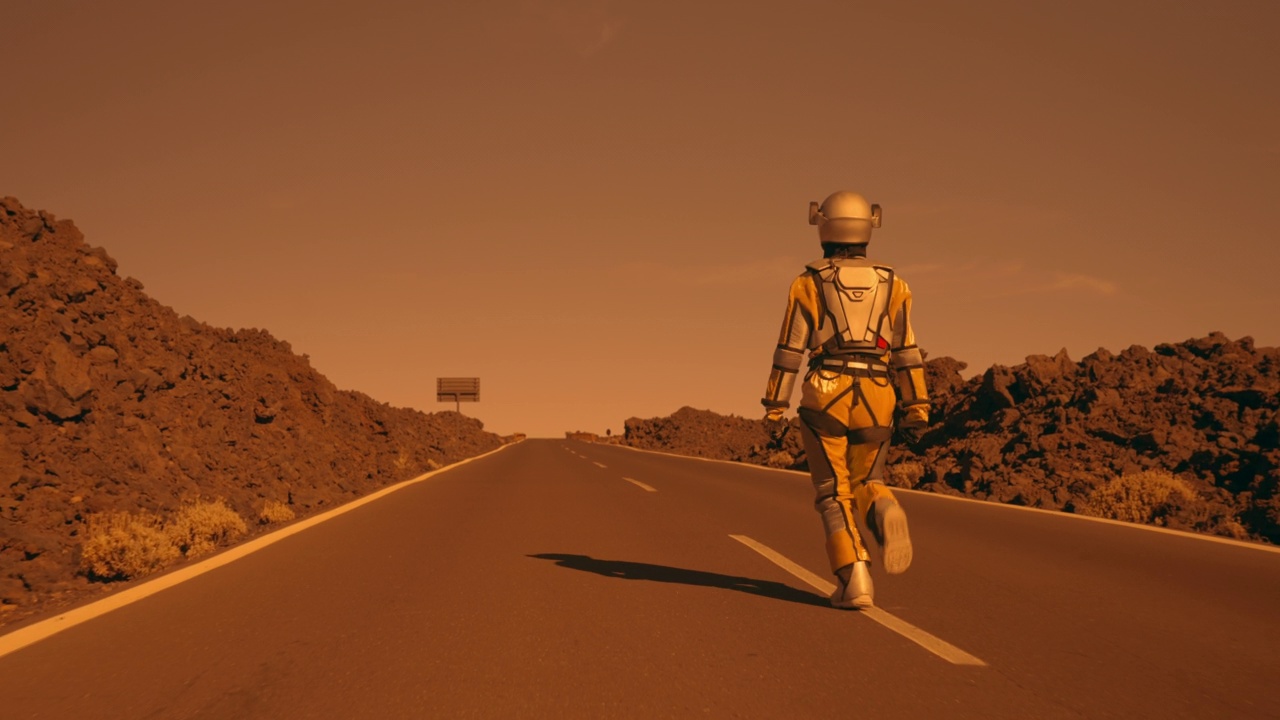 离奇的火星漫步。女宇航员在沙漠公路上奔跑