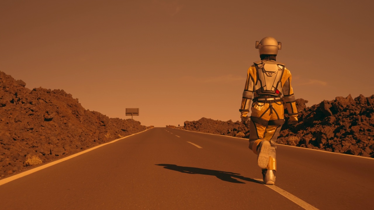 詳情圖-離奇的火星漫步。女宇航員在沙漠公路上奔跑