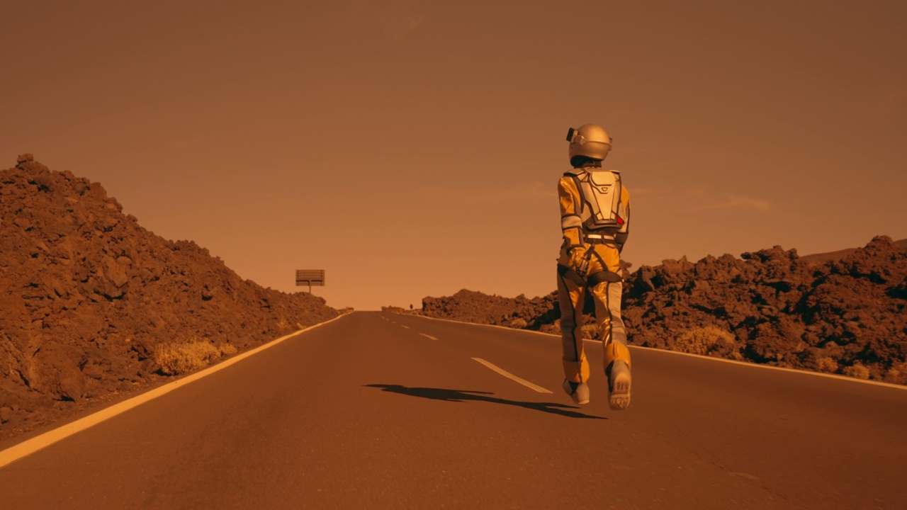 詳情圖-離奇的火星漫步。女宇航員在沙漠公路上奔跑