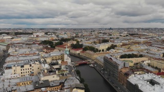 飞机在圣彼得堡中心的建筑物上空飞行。许多主要建筑物耸立在这座城市的上空。视频素材模板下载