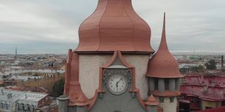 飞过红色屋顶的古老哥特式建筑的塔，时钟和猫头鹰雕像。俄罗斯圣彼得堡的城市机构之家。视频素材模板下载