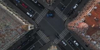 十字路口与人行横道，汽车和老建筑在圣彼得堡中心的观点。摄像机在向上移动。