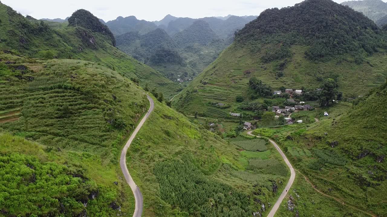 鸟瞰亚洲村的山路弯弯曲曲