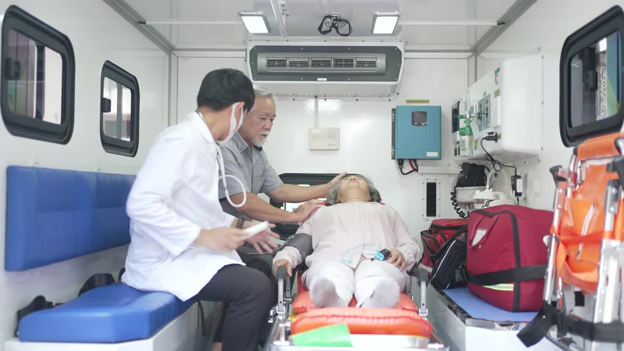 医生在救护车上检查病人。和病人的丈夫一起。
