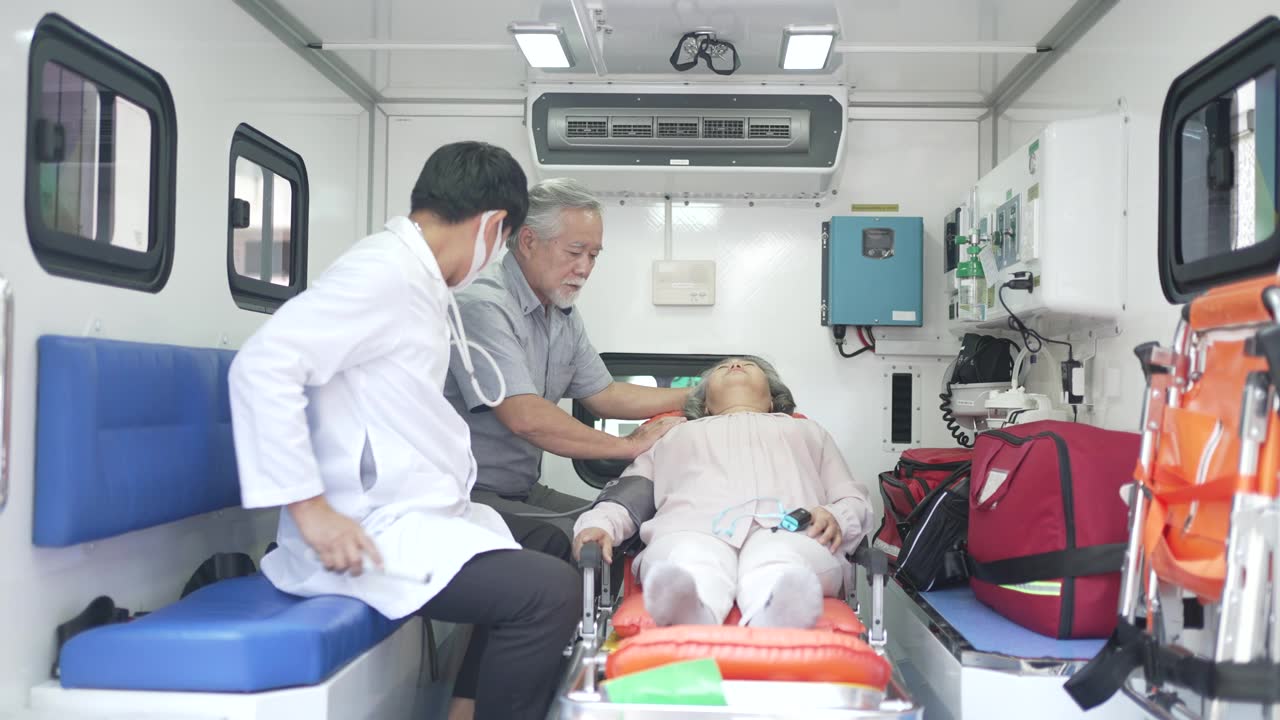 詳情圖-醫(yī)生在救護車上檢查病人。和病人的丈夫一起。
