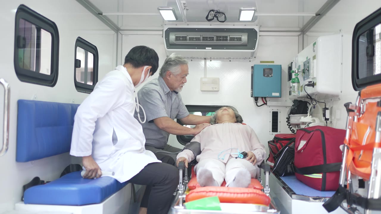 詳情圖-醫(yī)生在救護車上檢查病人。和病人的丈夫一起。