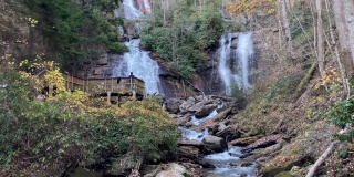 安娜红宝石瀑布位于乔治亚州北部山区