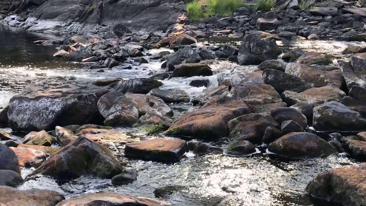 水流过河湾峡谷底部的岩石