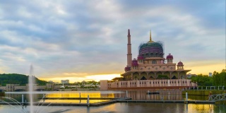 马来西亚布特拉贾亚普特拉清真寺的日出美景延时镜头