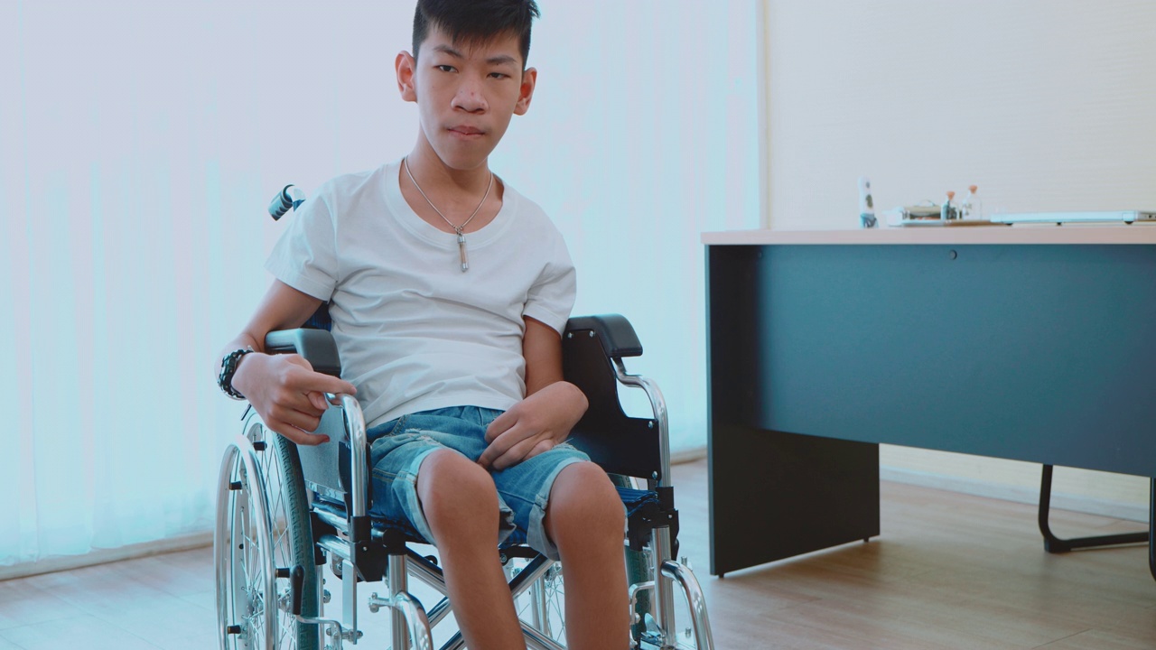 医院里有个残疾青年。