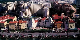 葡萄牙夸特拉市大西洋沿岸的酒店和私人住宅。从海边的无人机上拍摄。小径。夏天走了。度假胜地。