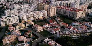 葡萄牙夸特拉市的无人机录像。大西洋沿岸的白宫和酒店。