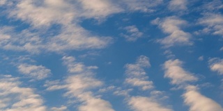 蓝天上的云彩。概念的晴空，清新的空气，和平。