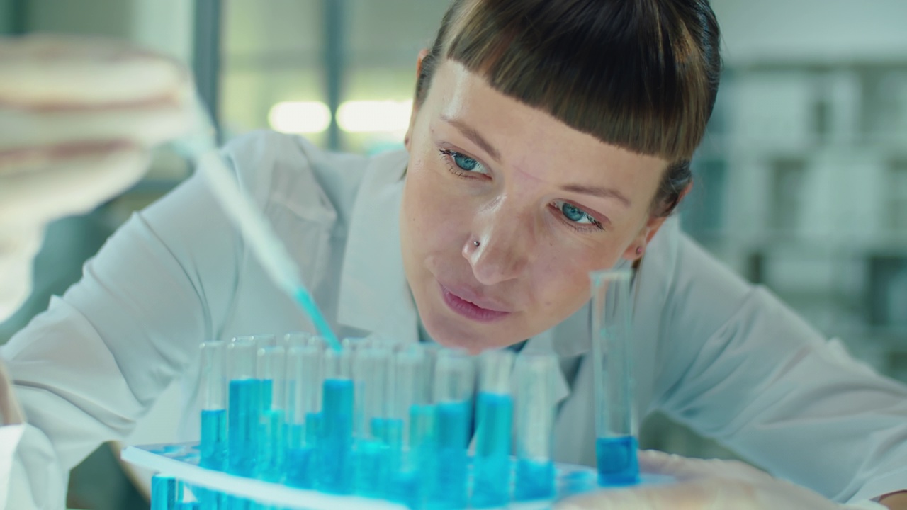 微生物实验室女科学家