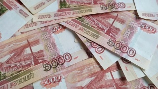镜头在一堆5000卢布的钱周围缓慢移动