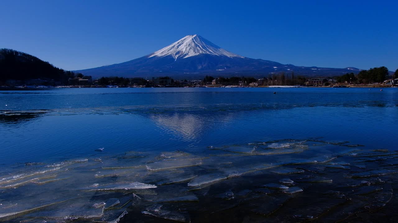 冰冻的川口湖上的富士山