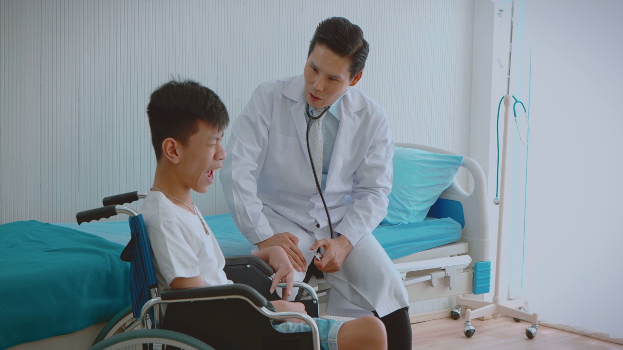 医院里有个残疾青年。