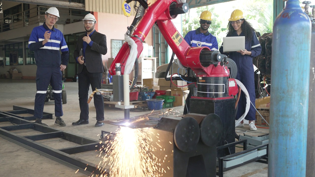 工人们在工厂里用机械手臂工作。