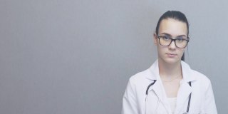 肖像年轻女医生白色制服听诊器复印空间上的灰色看